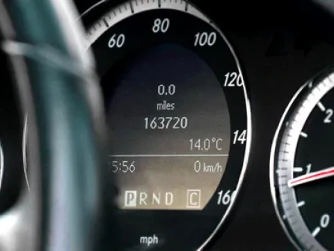 Wykres rozrzutu i rozkładu: jak wykorzystać marginesy wykresów kupując nowy samochód?